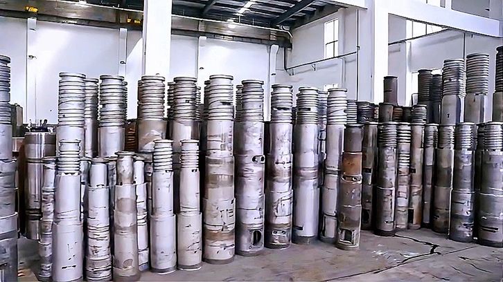 Example screw barrel bodies in a workshop. The image illustrates product variety; actual availability and specification must be confirmed for each project.